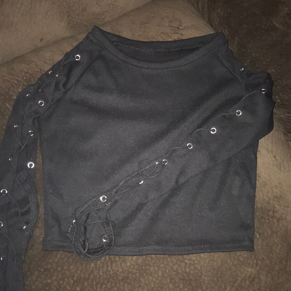 Black lace up sleeve crop top